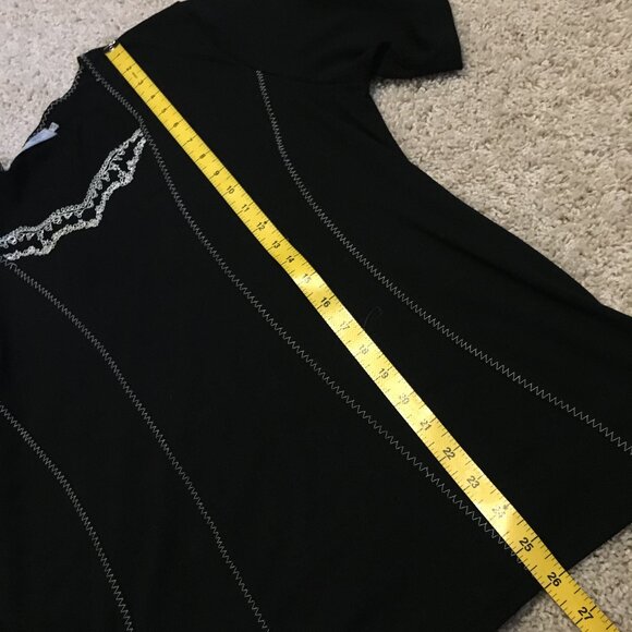 Bellissima Designer T-Shirt With White Floral Collar Stitchwork - Picture 15 of 16